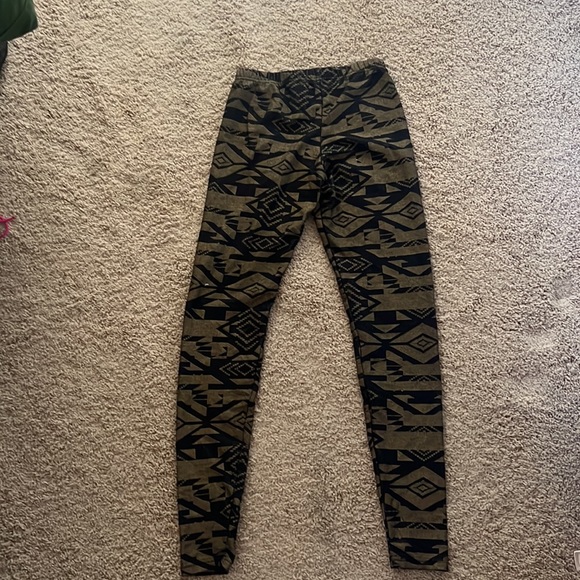 Funky gold and black leggings. - Picture 5 of 6